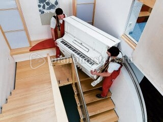 Подъём старого пианино по лестнице